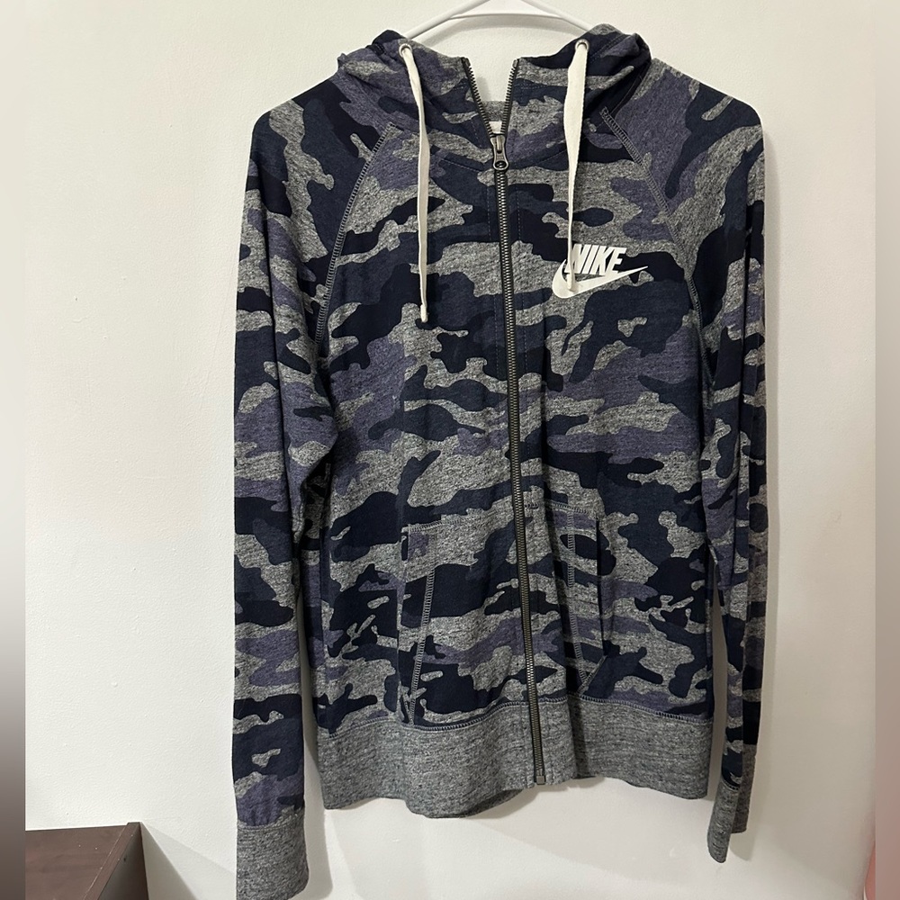 Super Cute Women’s nike zip up